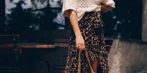 Beitragsbild des Blogbeitrags Mein Sommer Outfit mit Rock, Lochstrick-Shirt und High-Heel Pantoletten