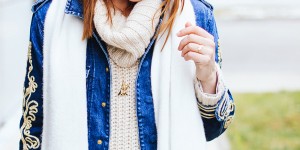 Beitragsbild des Blogbeitrags Herbst Outfit mit Jeansjacke, flared Jeans und Rollkragen Pullover 