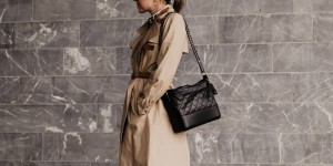 Beitragsbild des Blogbeitrags Mein liebstes Herbst-Outfit: Lederhose, Nieten-Boots und Trenchcoat