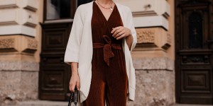 Beitragsbild des Blogbeitrags Mein Jumpsuit Outfit im Herbst (inkl. 3 Styling-Tipps für lässig, schicke Looks)