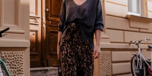 Beitragsbild des Blogbeitrags Herbst Outfit mit Schnürboots, Midirock und Oversize-Pullover