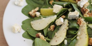 Beitragsbild des Blogbeitrags Spinatsalat mit Birnen und Blauschimmelkäse 