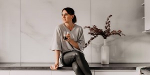 Beitragsbild des Blogbeitrags Design trifft Genuss: Einblicke in unsere offene Wohnküche!
