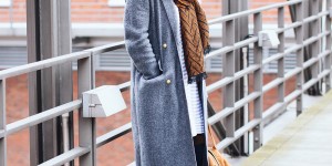 Beitragsbild des Blogbeitrags Langer grauer Mantel von Zara, Slipper von Vic Matie und Tasche von Kimder 