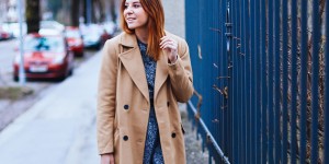 Beitragsbild des Blogbeitrags Camel Mantel kombinieren mit Biker Hose und Cardigan