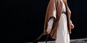 Beitragsbild des Blogbeitrags das Must-have im Winter: So gut lässt sich ein Cape kombinieren!