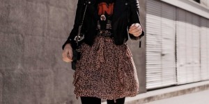 Beitragsbild des Blogbeitrags Rockiges Outfit für den Alltag mit Anine Bing Shirt und Lederjacke 