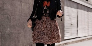 Beitragsbild des Blogbeitrags Rockiges Outfit für den Alltag mit Anine Bing Shirt und Lederjacke