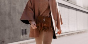 Beitragsbild des Blogbeitrags Ton-in-Ton Outfit richtig stylen: 4 Tipps für den monochromen Einheitslook!