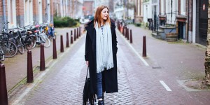 Beitragsbild des Blogbeitrags Amsterdam Streetstyle: schwarzer Oversize Mantel und Cut Out Boots 