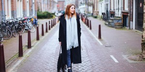 Beitragsbild des Blogbeitrags Amsterdam Streetstyle: schwarzer Oversize Mantel und Cut Out Boots