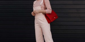 Beitragsbild des Blogbeitrags So gut kannst du eine Latzhose kombinieren! + Shopping-Tipps