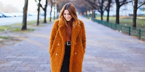 Beitragsbild des Blogbeitrags Overknee Stiefel Outfit mit Midirock und Teddystoff Mantel