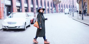 Beitragsbild des Blogbeitrags IKKII Boots Outfit mit Rollkragen Pullover und Mantel in Khaki 