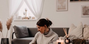 Beitragsbild des Blogbeitrags So schaffst du dir mit Kerzen und Co. die perfekte Wohlfühlatmosphäre für Zuhause!