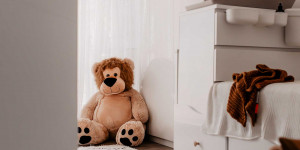 Beitragsbild des Blogbeitrags Der passende Teppich fürs Kinderzimmer: Das muss er können!