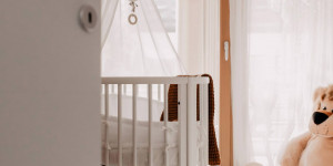 Beitragsbild des Blogbeitrags Babyzimmer: So haben wir das Kinderzimmer eingerichtet und gestaltet! 