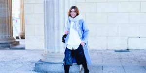 Beitragsbild des Blogbeitrags Fashion Week Outfit 2: hellblauer Mantel, schwarze Culotte und Oversize Pullover 