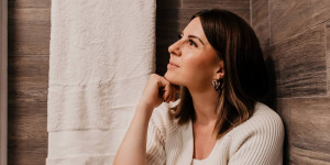 Beitragsbild des Blogbeitrags Selbstklebende Badezimmer-Accessoires für ein easy Bad-Upgrade! 