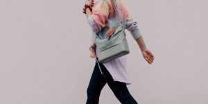 Beitragsbild des Blogbeitrags Frühlingsoutfit mit Jeans, Pastell-Cardigan und Sneakers
