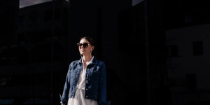 Beitragsbild des Blogbeitrags Frühsommer-Outfit mit Jeansjacke, Lederimitat-Hose und Espadrilles