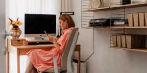Beitragsbild des Blogbeitrags Ergonomisch Sitzen: 9 wichtige Tipps für den Bürostuhl-Kauf!