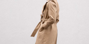 Beitragsbild des Blogbeitrags Frühlingsoutfit: nachhaltige Jeans, Sneakers, beiger Trenchcoat
