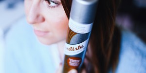 Beitragsbild des Blogbeitrags Erfahrungsbericht: Batiste Trockenshampoo Anwendung + Gewinnspiel