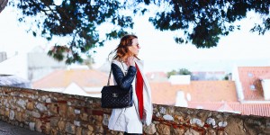 Beitragsbild des Blogbeitrags Trenchcoat Outfit mit weißen Sneaker und Lederhose