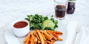 Beitragsbild des Blogbeitrags Süßkartoffel Pommes mit Coca-Cola BBQ Sauce