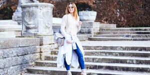 Beitragsbild des Blogbeitrags Beigen Trenchcoat kombinieren: Mit Skinny Jeans und Valentino Rockstuds