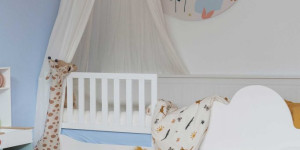 Beitragsbild des Blogbeitrags einfache Wandgestaltung: eine runde Kinderzimmer-Tapete