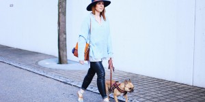 Beitragsbild des Blogbeitrags Hellblau kombinieren: Streetstyle mit Pullover und High Heels 