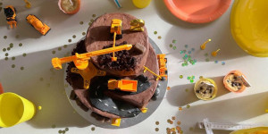 Beitragsbild des Blogbeitrags Baustellen-Party zum 2. Kindergeburtstag: Deko und Tipps