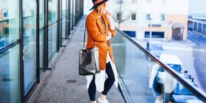 Beitragsbild des Blogbeitrags Freizeit Outfit mit bunten Streifen und Longblazer 
