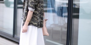 Beitragsbild des Blogbeitrags weiße Culotte von French Connection, Cut Out Schuhe und Camouflage Hemd 