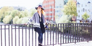 Beitragsbild des Blogbeitrags Schwarze Ankle Boots mit Blusenkleid und Boho Jacke