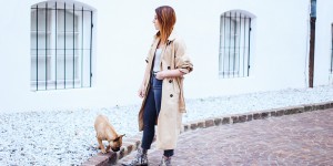 Beitragsbild des Blogbeitrags Outfit mit Schlangenprint Boots, Streifen Body und High-Waist Jeans 