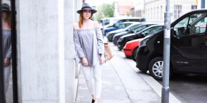 Beitragsbild des Blogbeitrags Graue Off Shoulder Bluse und schwarze Mules mit Zierschleife