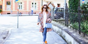 Beitragsbild des Blogbeitrags Orange Mules, Jacke mit Bommel und cropped Jeans 