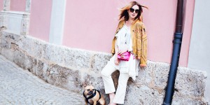 Beitragsbild des Blogbeitrags Pailletten Jacke, weiße cropped Jeans und Tunika