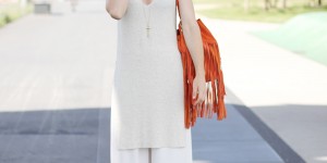 Beitragsbild des Blogbeitrags Fashion Week Outfit 2: weiße Palazzohose, Long-Shirt und Beuteltasche 