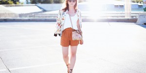 Beitragsbild des Blogbeitrags Flower Power! Print Outfit mit Blumenjacke und Gucci Bamboo Tasche