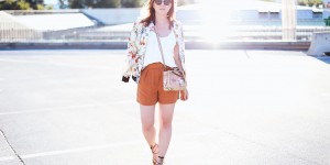 Beitragsbild des Blogbeitrags Flower Power! Print Outfit mit Blumenjacke und Gucci Bamboo Tasche 