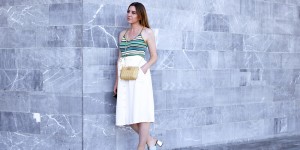 Beitragsbild des Blogbeitrags Midirock Sommer Outfit mit Mules und bunten Streifen 