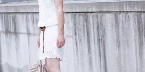 Beitragsbild des Blogbeitrags Häkelkleid von H&M, beige Boots und Boho Haarband