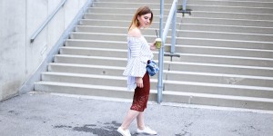 Beitragsbild des Blogbeitrags Midirock mit Spitze zu Sneakers und Off Shoulder Bluse 