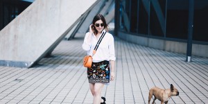 Beitragsbild des Blogbeitrags Bestickter Rock, Cut-Out Boots und Oversize Hemd