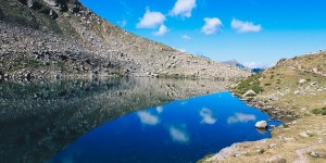 Beitragsbild des Blogbeitrags Aufi aufn Berg! Über das Wandern mit Hund in Tirol und meine Must-Haves