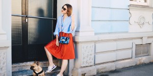 Beitragsbild des Blogbeitrags Roter Plissee-Rock, Oversize-Bluse und Isabel Marant Gilly Sneakers